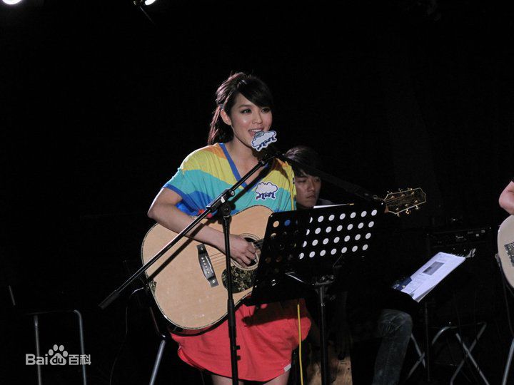 官恩娜(Ella Koon)舞台演出壁纸壁纸