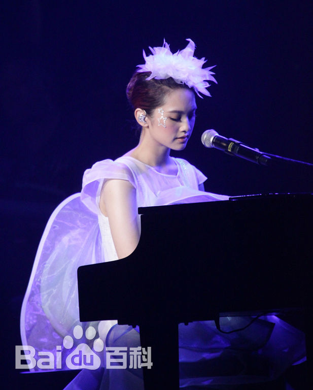 最新杨丞琳(Rainie Yang)在《为爱启丞》演唱会中的图集