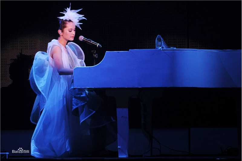 最新杨丞琳(Rainie Yang)在《为爱启丞》演唱会中的图集