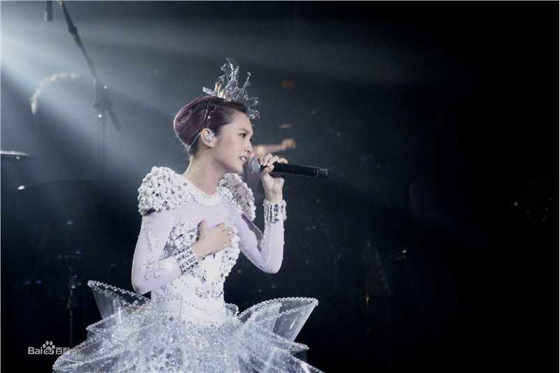 最新杨丞琳(Rainie Yang)在《为爱启丞》演唱会中的图集