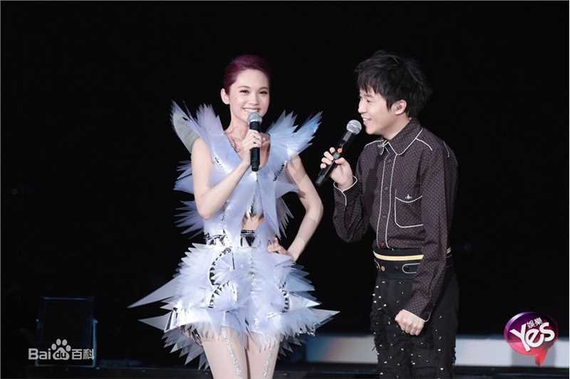 最新杨丞琳(Rainie Yang)在《为爱启丞》演唱会中的图集