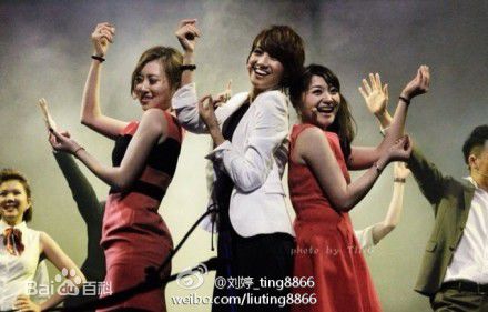 精选朱丹(Dani)在参演舞台剧《女人一定要有钱吗》中的图册