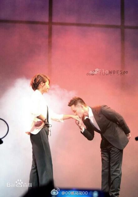 精选朱丹(Dani)在参演舞台剧《女人一定要有钱吗》中的图册