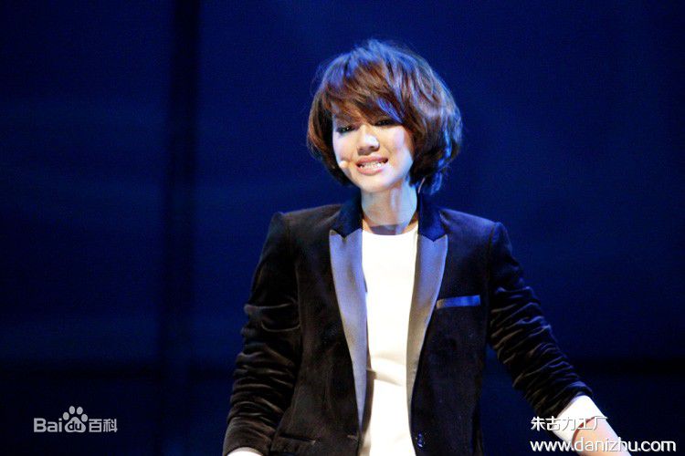 精选朱丹(Dani)在参演舞台剧《女人一定要有钱吗》中的图册