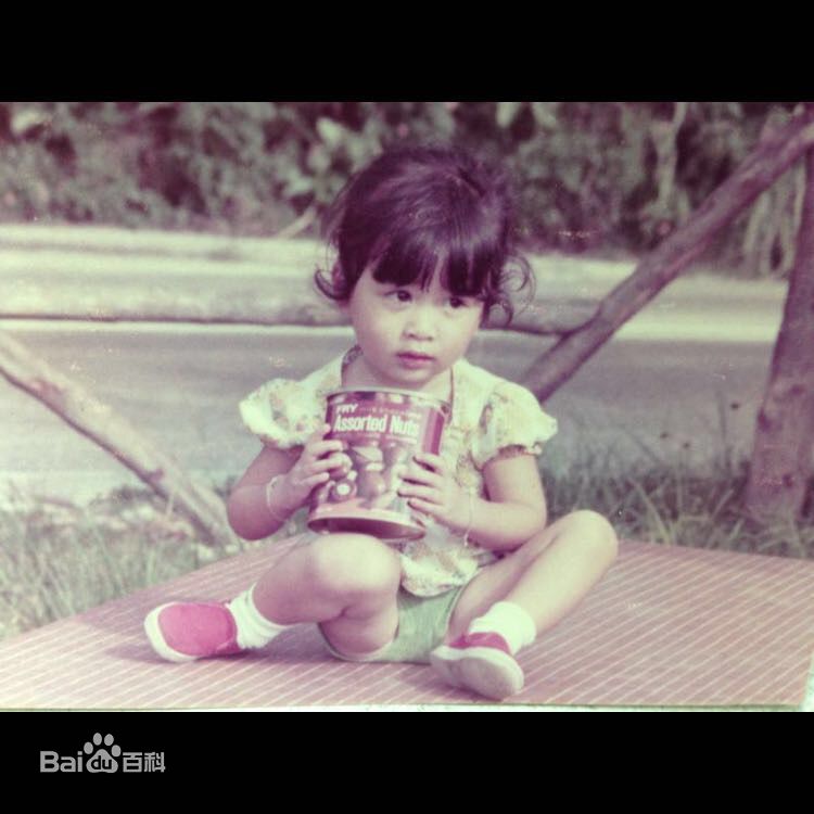 佘诗曼(Charmaine Sheh)童年照前后照片