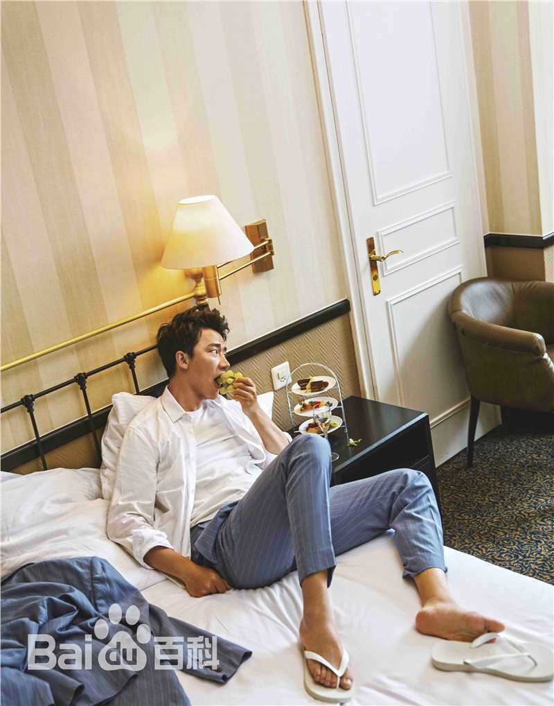 黄轩(Huang Xuan)街拍前后照片