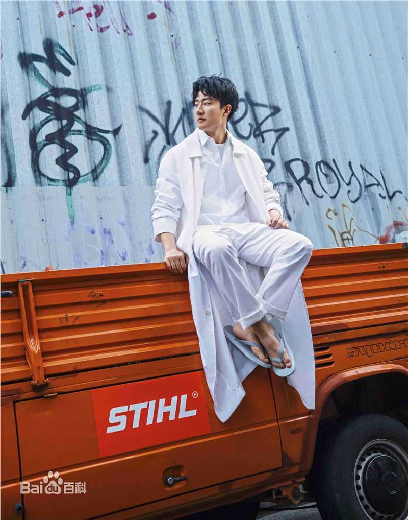 黄轩(Huang Xuan)街拍前后照片