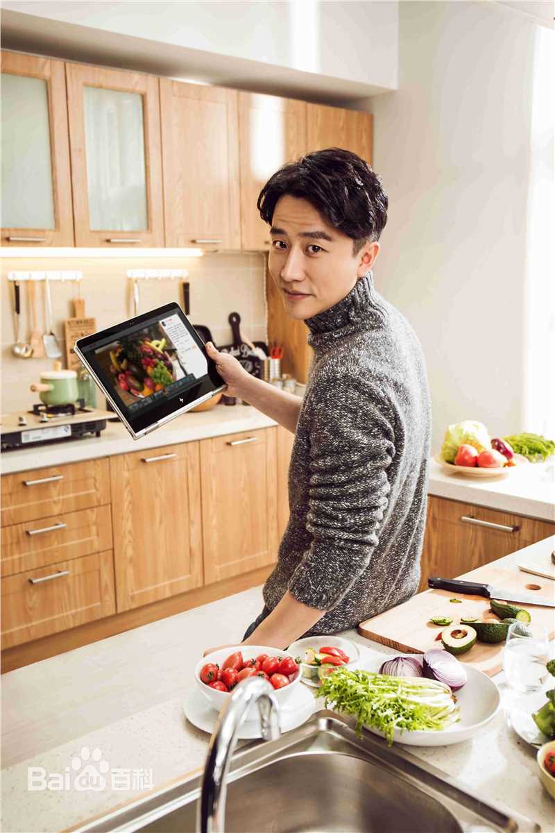 黄轩(Huang Xuan)街拍前后照片