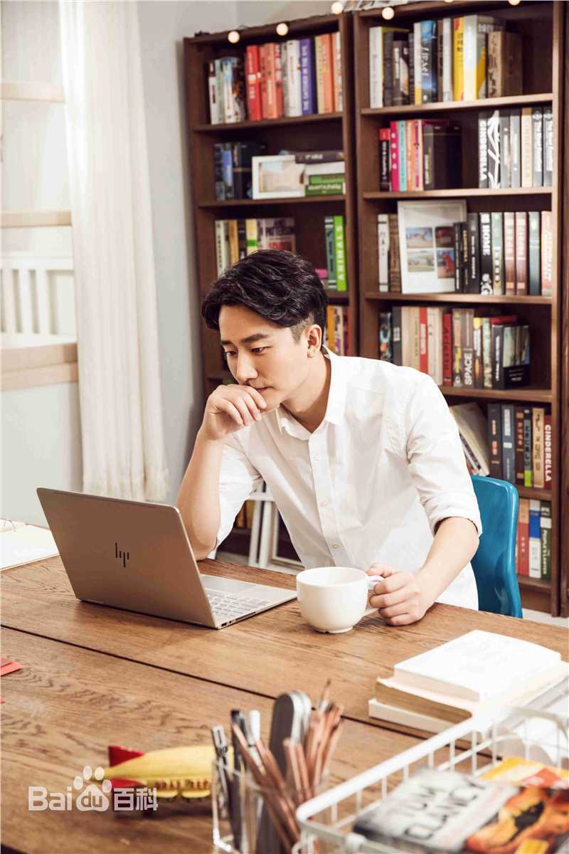 黄轩(Huang Xuan)街拍前后照片