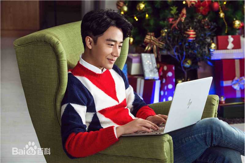 黄轩(Huang Xuan)街拍前后照片