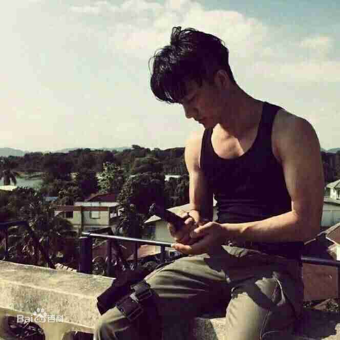 黄轩(Huang Xuan)街拍前后照片