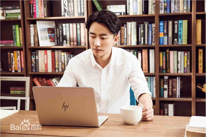 黄轩(Huang Xuan)街拍前后照片