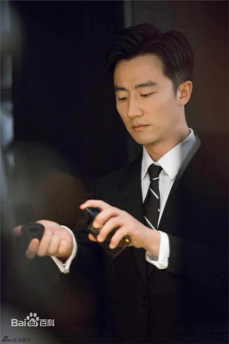 黄轩(Huang Xuan)优雅绅士生活照