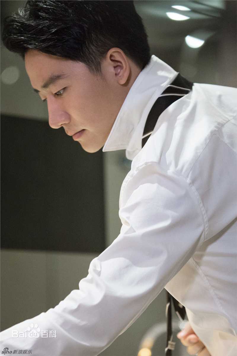 黄轩(Huang Xuan)优雅绅士生活照