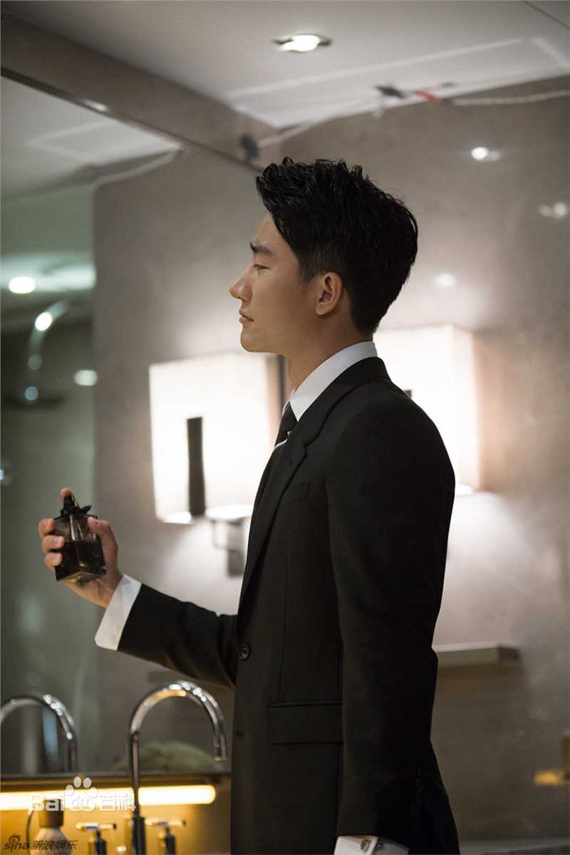 黄轩(Huang Xuan)优雅绅士生活照