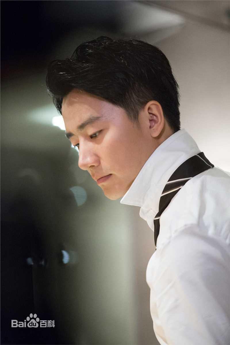 黄轩(Huang Xuan)优雅绅士生活照