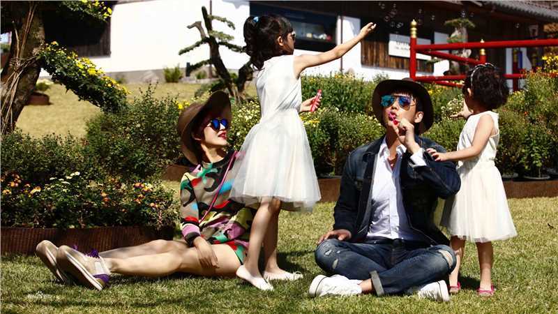 陆毅(Lu Yi)一家四口性感图片图集