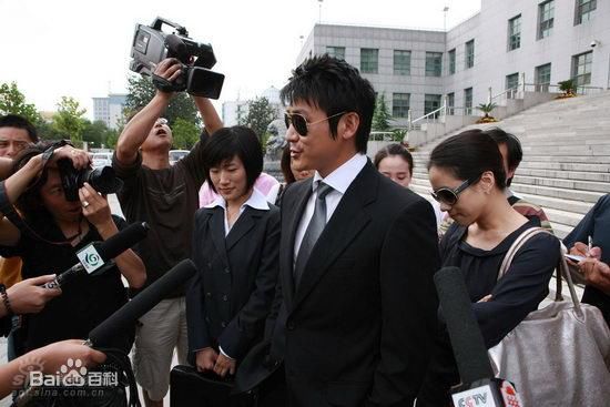 最新陆毅(Lu Yi)在2008年《爱情左灯右行》饰演律师中的壁纸