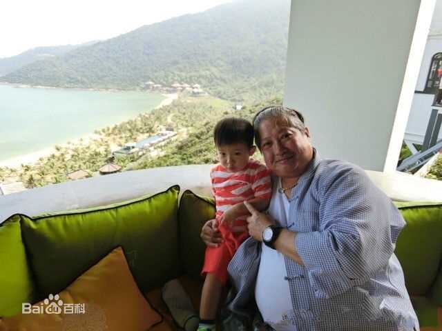 洪金宝(Sammo Hung)尽享天伦之乐壁纸壁纸