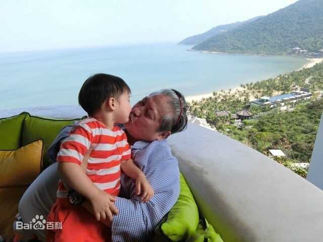 洪金宝(Sammo Hung)尽享天伦之乐壁纸壁纸