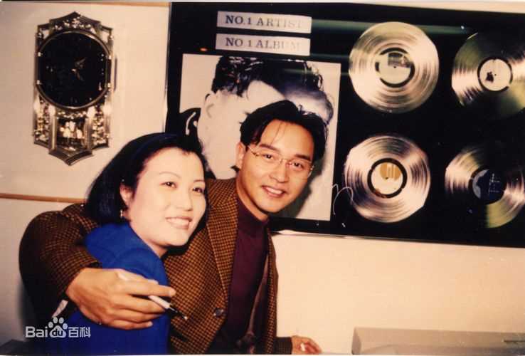 张国荣（原名张发宗）(Leslie Cheung（英）、レスリーチャン（日）)张国荣与朋友合影性感图片图集