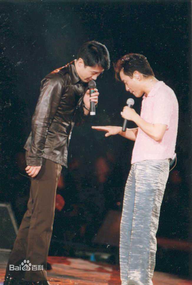 张国荣（原名张发宗）(Leslie Cheung（英）、レスリーチャン（日）)张国荣与朋友合影性感图片图集