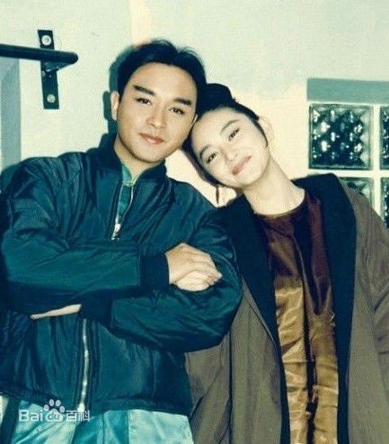 张国荣（原名张发宗）(Leslie Cheung（英）、レスリーチャン（日）)张国荣与朋友合影性感图片图集