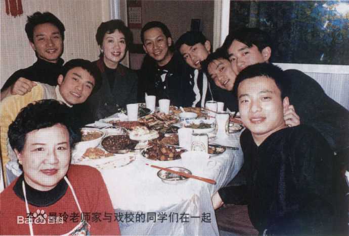 张国荣（原名张发宗）(Leslie Cheung（英）、レスリーチャン（日）)张国荣与朋友合影性感图片图集