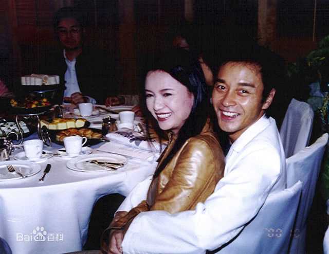 张国荣（原名张发宗）(Leslie Cheung（英）、レスリーチャン（日）)张国荣与朋友合影性感图片图集
