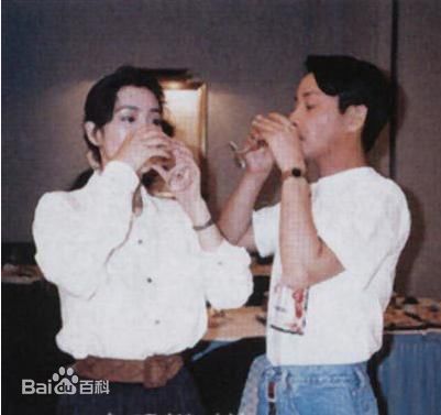 张国荣（原名张发宗）(Leslie Cheung（英）、レスリーチャン（日）)张国荣与朋友合影性感图片图集