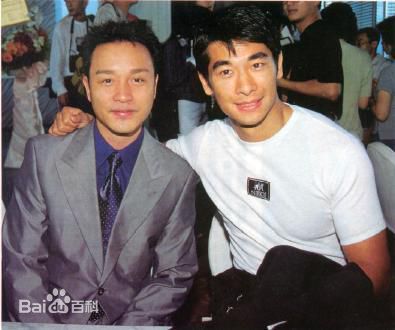 张国荣（原名张发宗）(Leslie Cheung（英）、レスリーチャン（日）)张国荣与朋友合影性感图片图集