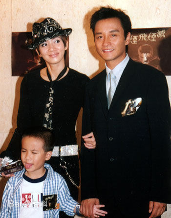 张国荣（原名张发宗）(Leslie Cheung（英）、レスリーチャン（日）)张国荣与朋友合影性感图片图集