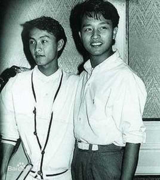 张国荣（原名张发宗）(Leslie Cheung（英）、レスリーチャン（日）)张国荣与朋友合影性感图片图集