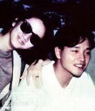 张国荣（原名张发宗）(Leslie Cheung（英）、レスリーチャン（日）)张国荣与朋友合影性感图片图集