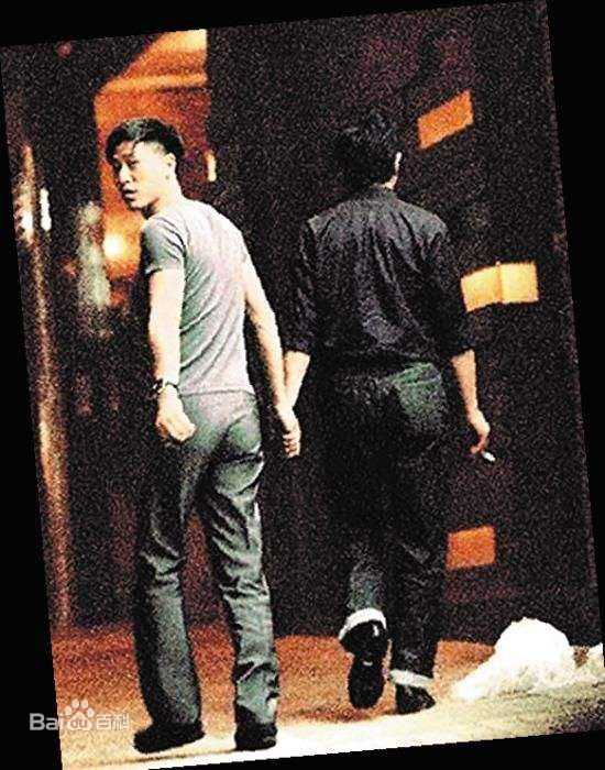 张国荣（原名张发宗）(Leslie Cheung（英）、レスリーチャン（日）)张国荣与朋友合影性感图片图集