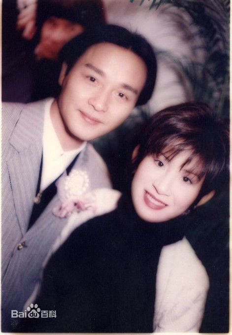 张国荣（原名张发宗）(Leslie Cheung（英）、レスリーチャン（日）)张国荣与朋友合影性感图片图集