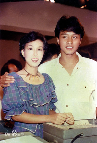 张国荣（原名张发宗）(Leslie Cheung（英）、レスリーチャン（日）)张国荣与朋友合影性感图片图集