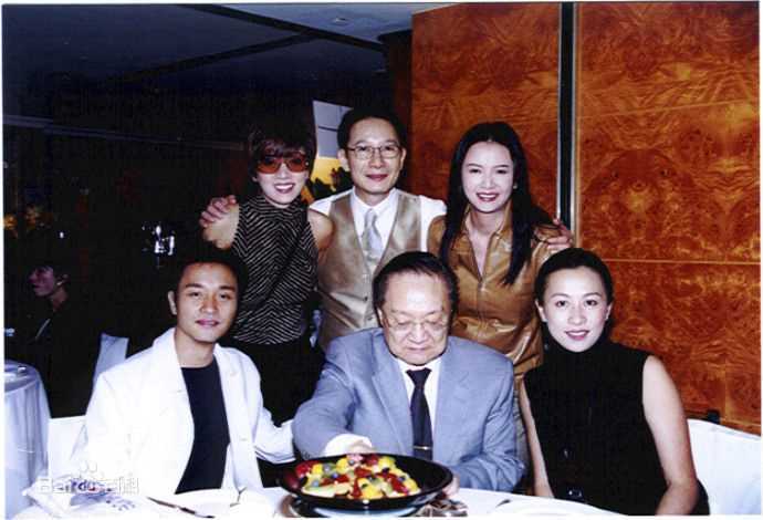 张国荣（原名张发宗）(Leslie Cheung（英）、レスリーチャン（日）)张国荣与朋友合影性感图片图集