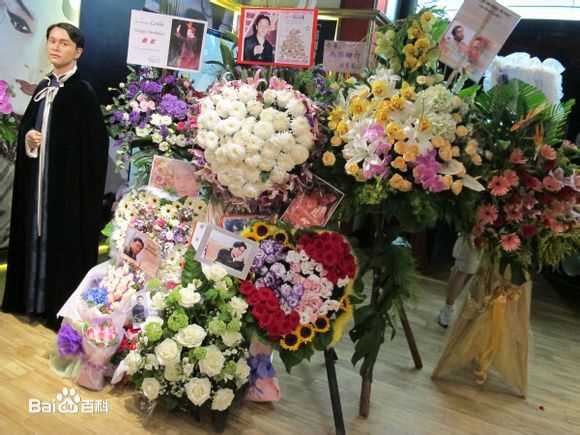 张国荣（原名张发宗）(Leslie Cheung（英）、レスリーチャン（日）)张国荣杜莎夫人蜡像照片图片图册