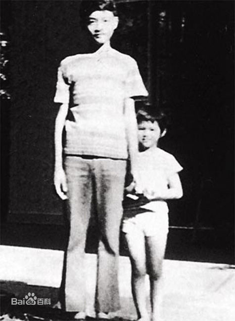 张国荣（原名张发宗）(Leslie Cheung（英）、レスリーチャン（日）)张国荣小时候性感图片图集