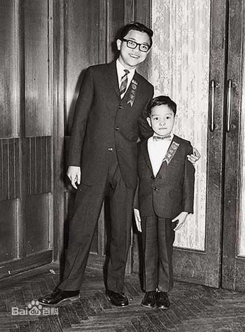 张国荣（原名张发宗）(Leslie Cheung（英）、レスリーチャン（日）)张国荣小时候性感图片图集