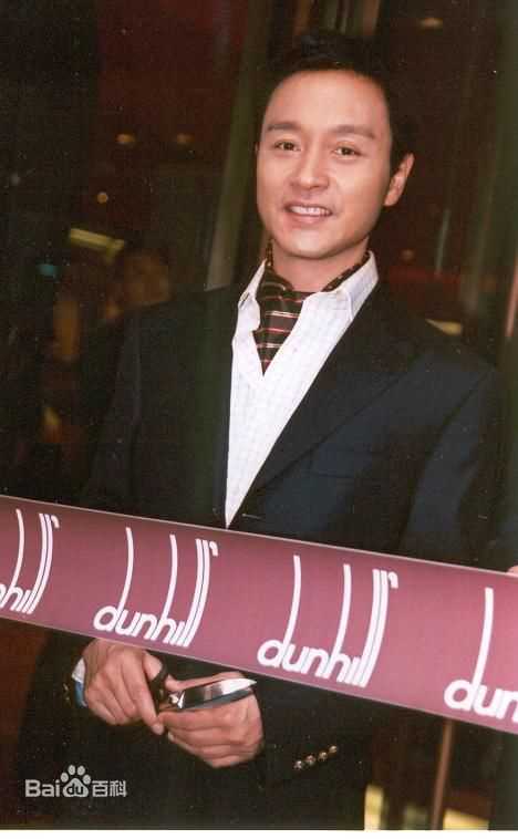 张国荣（原名张发宗）(Leslie Cheung（英）、レスリーチャン（日）)2002年 中环Dunhill剪彩性感图片图集