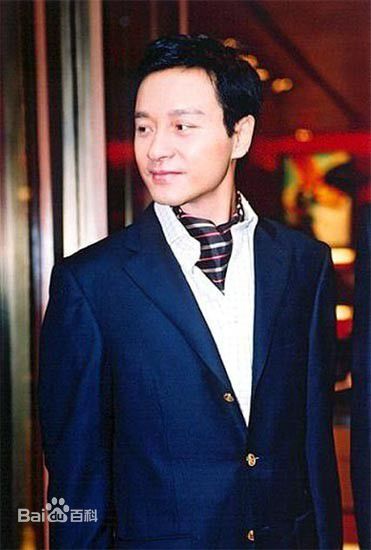 张国荣（原名张发宗）(Leslie Cheung（英）、レスリーチャン（日）)2002年 中环Dunhill剪彩性感图片图集