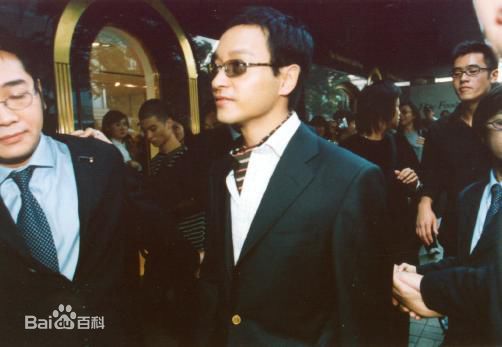 张国荣（原名张发宗）(Leslie Cheung（英）、レスリーチャン（日）)2002年 中环Dunhill剪彩性感图片图集