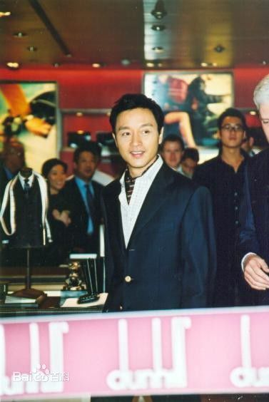 张国荣（原名张发宗）(Leslie Cheung（英）、レスリーチャン（日）)2002年 中环Dunhill剪彩性感图片图集