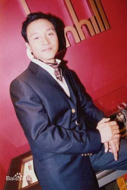 张国荣（原名张发宗）(Leslie Cheung（英）、レスリーチャン（日）)2002年 中环Dunhill剪彩性感图片图集