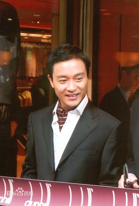 张国荣（原名张发宗）(Leslie Cheung（英）、レスリーチャン（日）)2002年 中环Dunhill剪彩性感图片图集