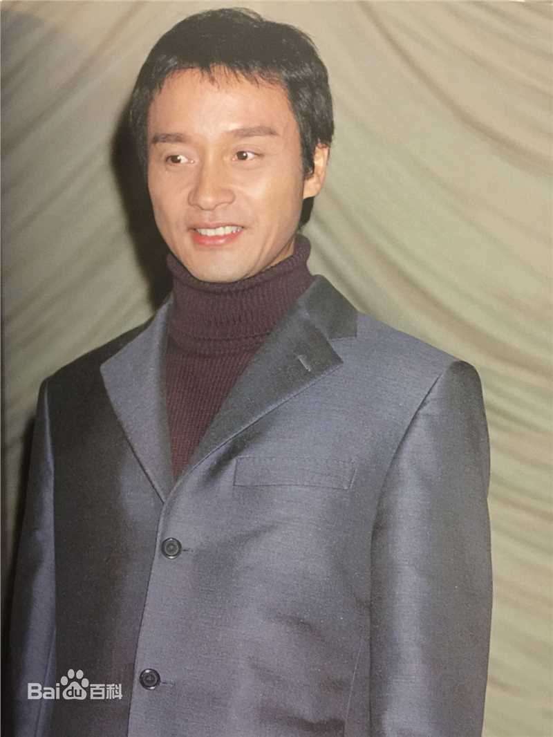 张国荣（原名张发宗）(Leslie Cheung（英）、レスリーチャン（日）)2000年 东京电影节壁纸壁纸