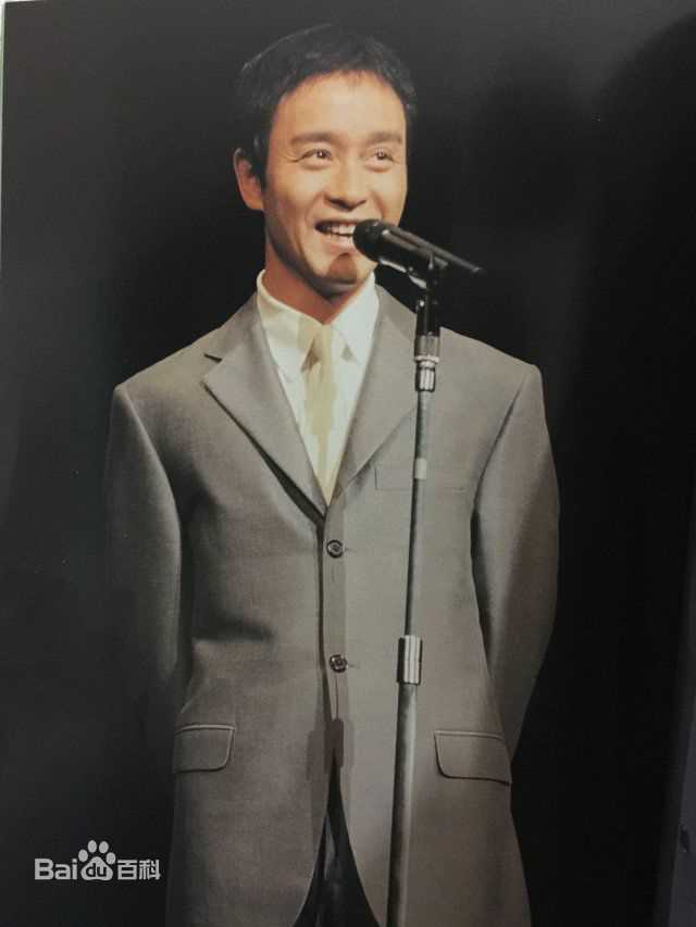 张国荣（原名张发宗）(Leslie Cheung（英）、レスリーチャン（日）)2000年 东京电影节壁纸壁纸