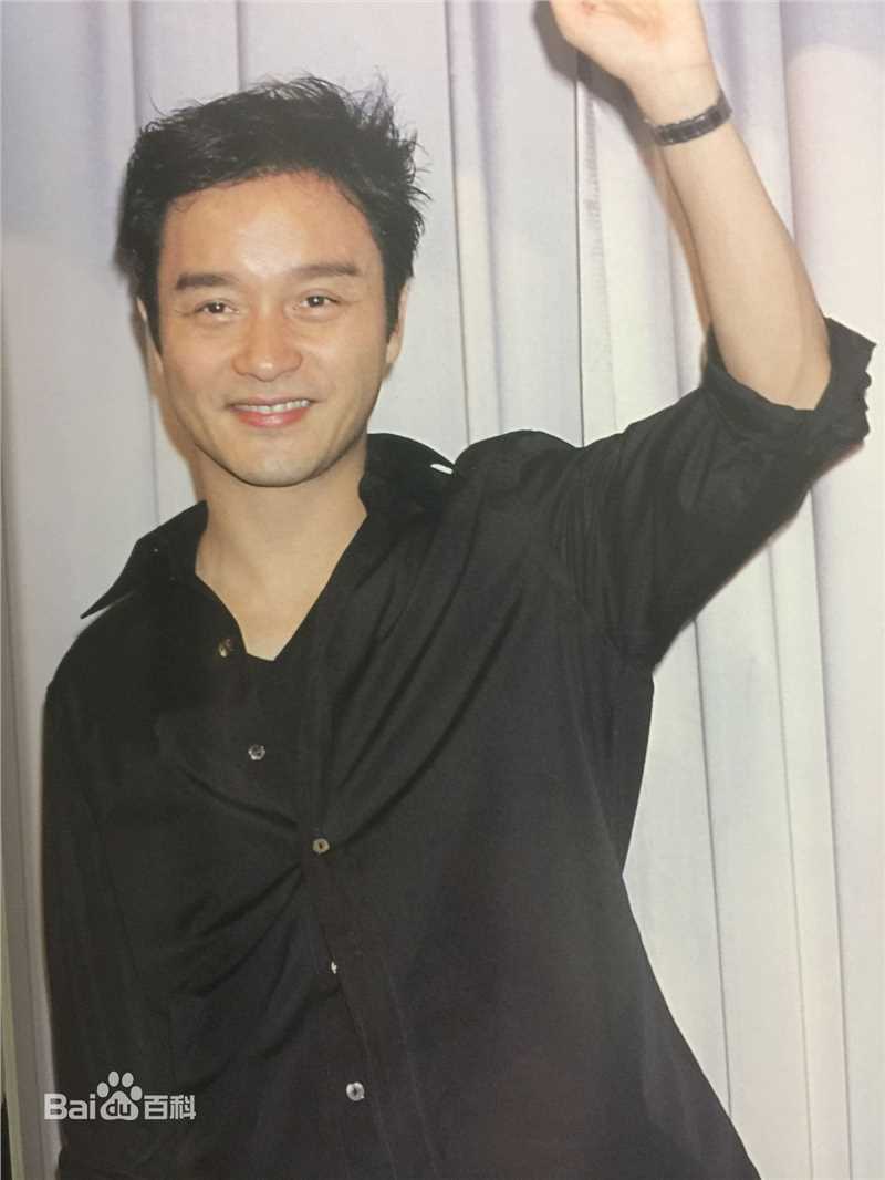 张国荣（原名张发宗）(Leslie Cheung（英）、レスリーチャン（日）)2000年 东京电影节壁纸壁纸